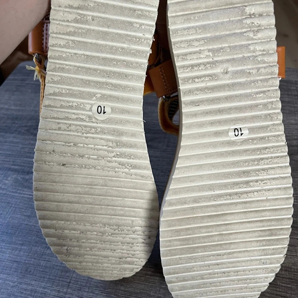 Universal Thread practically new yellow sandals. Size 10 outdoor utility sandals - Picture 6 of 6